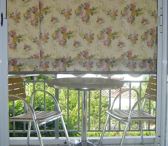 Nana 2* Kamena Vourla